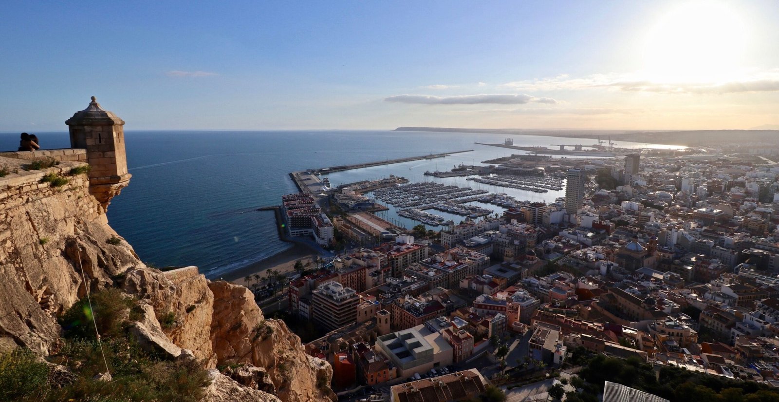 Vista costera de Dénia y mar Mediterráneo